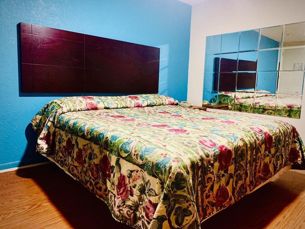 Embassy motel photo 5