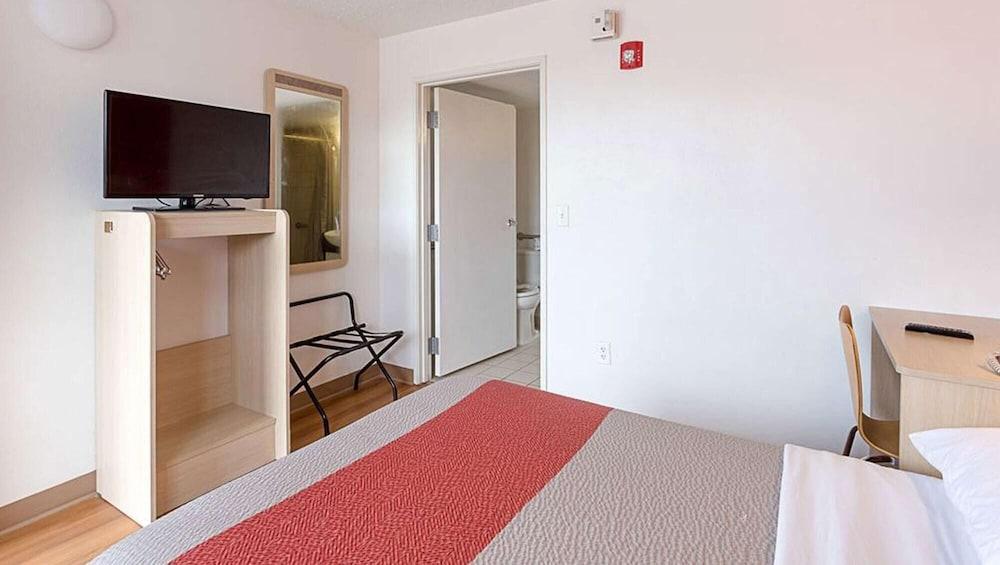 Super 6 Inn & Suites Baton Rouge photo 13