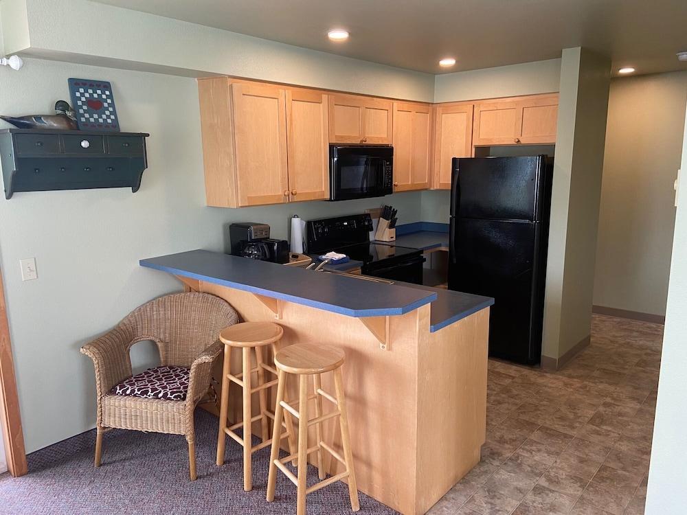 Sea Breeze Court photo 16