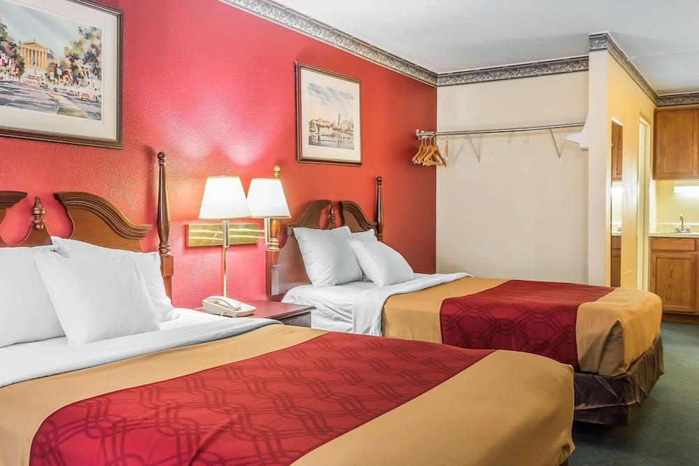 Econo Lodge Reading Airport photo 12