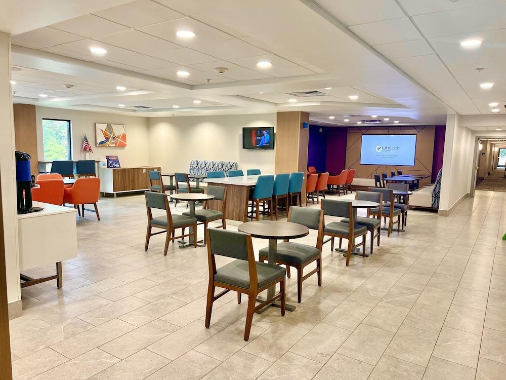 Holiday Inn Express Madison by IHG photo 38