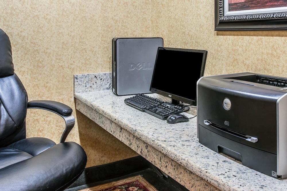 Quality Inn & Suites Ann Arbor Hwy 23 photo 9
