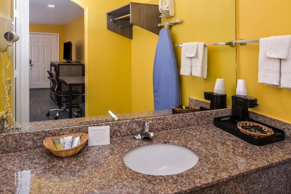 Americas Best Value Inn West Columbia photo 12