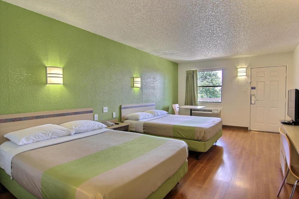 Motel 6 Austin, TX - Central Downtown UT photo 6