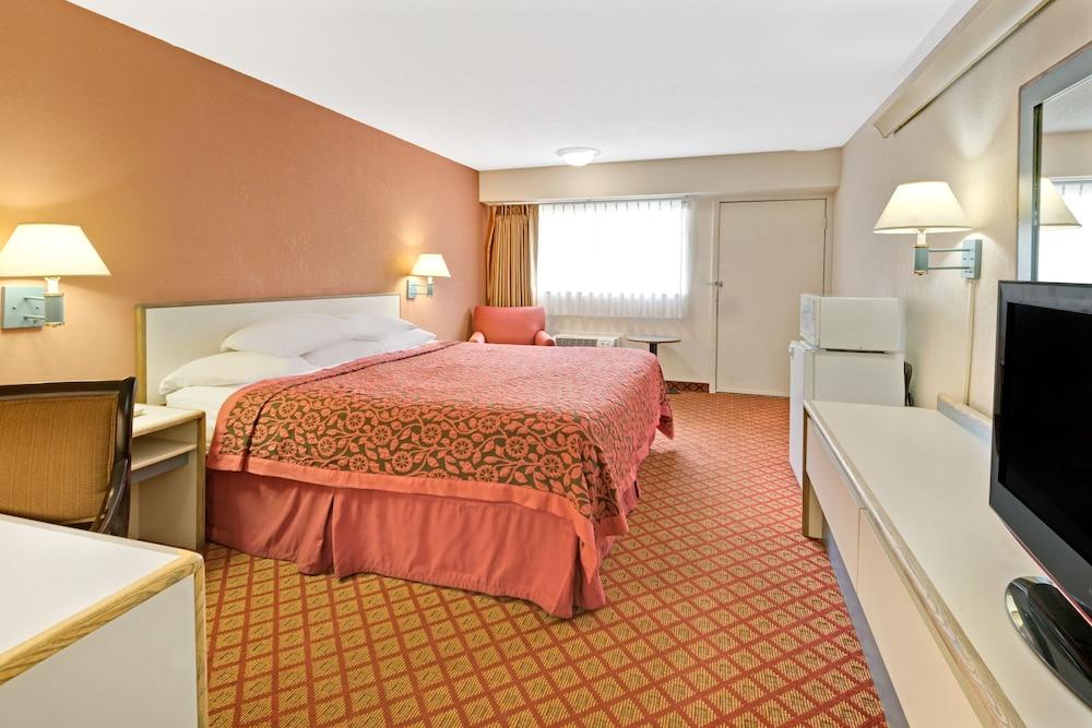 Days Inn by Wyndham Overland Park/Metcalf/Convention Center photo 17