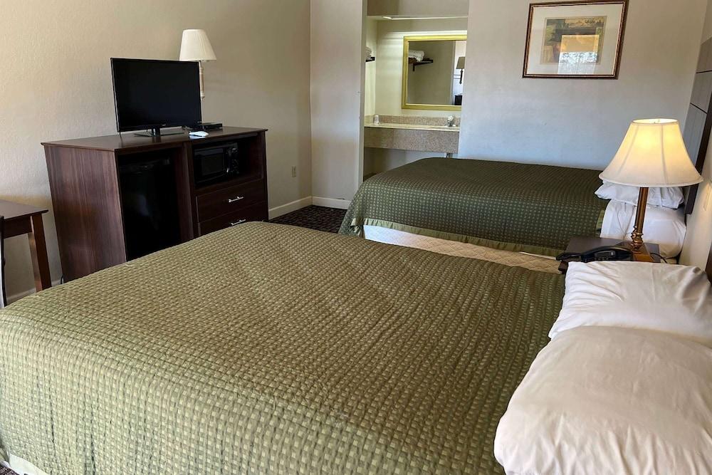 Days Inn & Suites by Wyndham Brewton photo 6