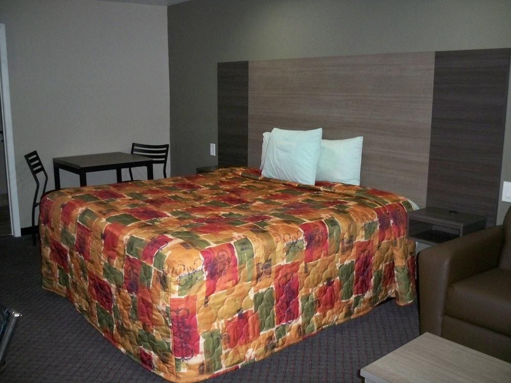 Scottish Inn & Suites photo 18