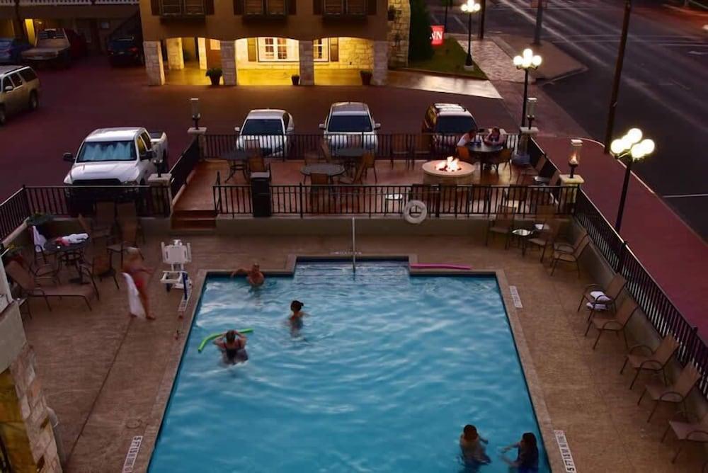 Sunday House Inn and Suites photo 12