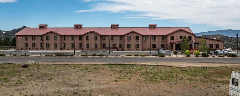 Silverland Inn and Suites photo 1