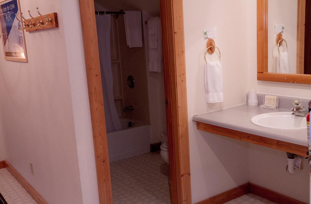Whittaker's Motel & Historic Bunkhouse photo 23