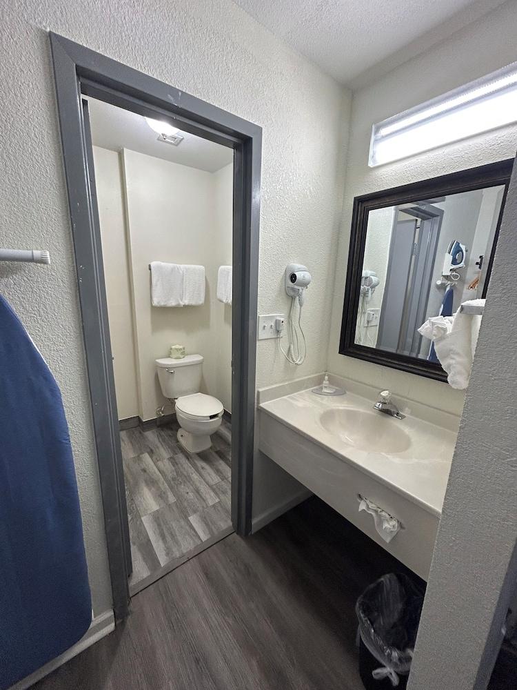 Clarion Pointe - Greensboro Coliseum Area photo 17