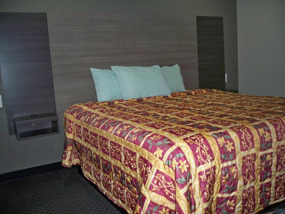 Scottish Inn & Suites photo 13