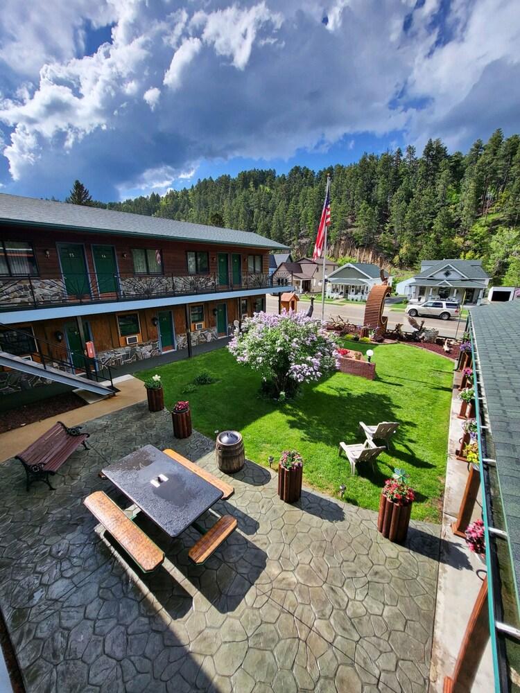 Cedar Wood Inn photo 12