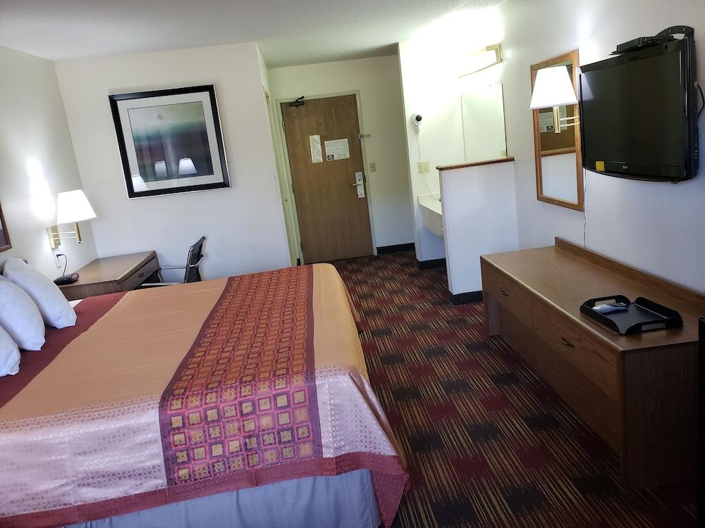 Americas Best Value Inn & Suites Harrisonville photo 57