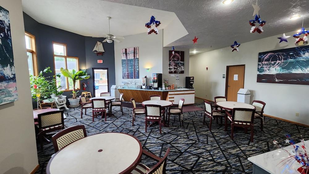 Econo Lodge Lakeshore photo 29