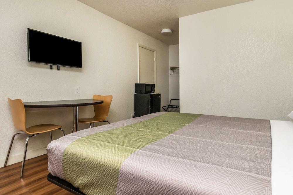 Motel 6 Fort Worth, TX - North photo 20