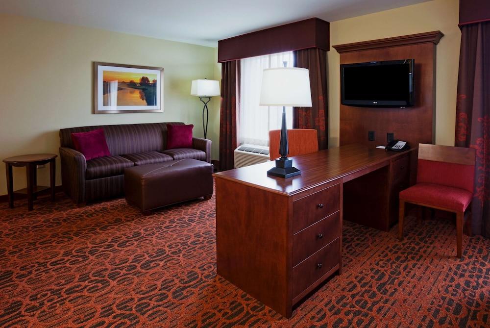 Hampton Inn & Suites Minot Airport photo 18