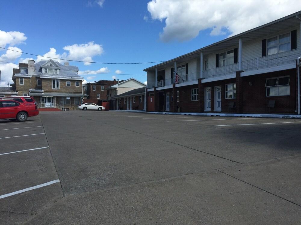 Colonial Hotel-Motel photo 21