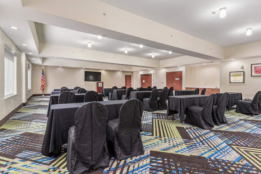 Holiday Inn Express Suites Van Buren-Ft Smith Area by IHG photo 15