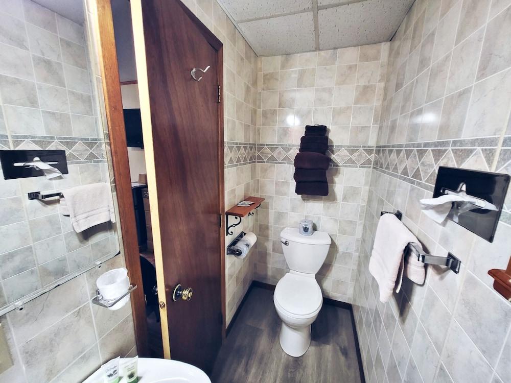 Cedar Wood Inn photo 36