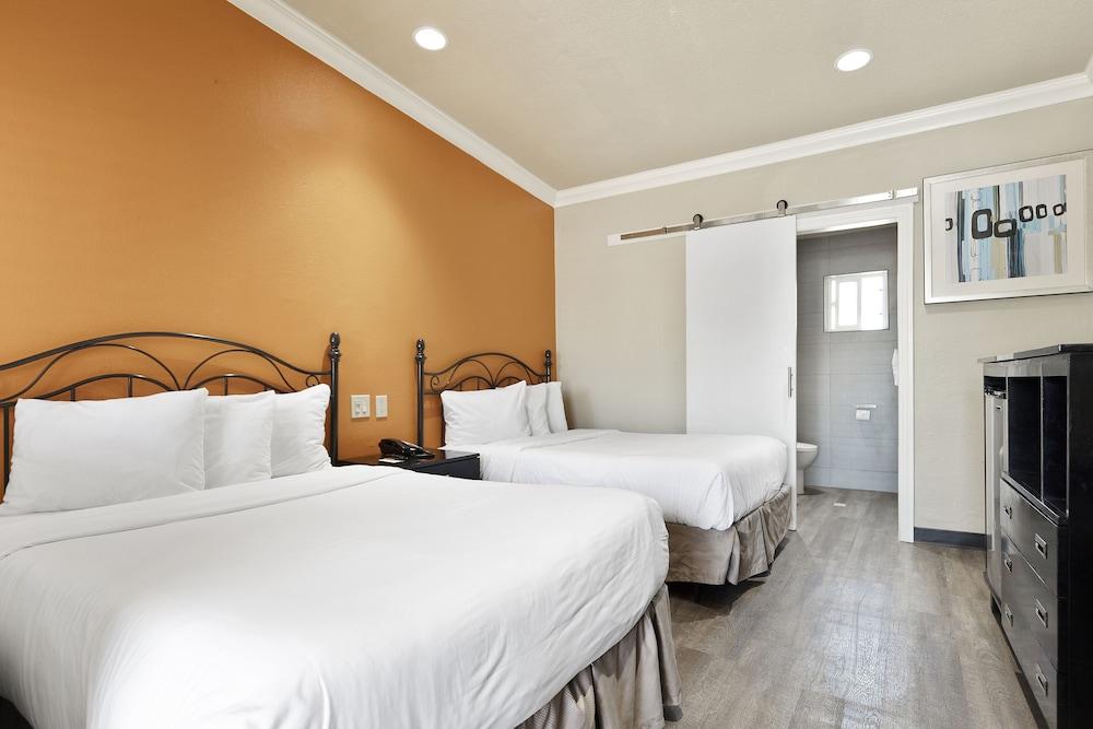 Le Blanc Inn & Suites photo 33