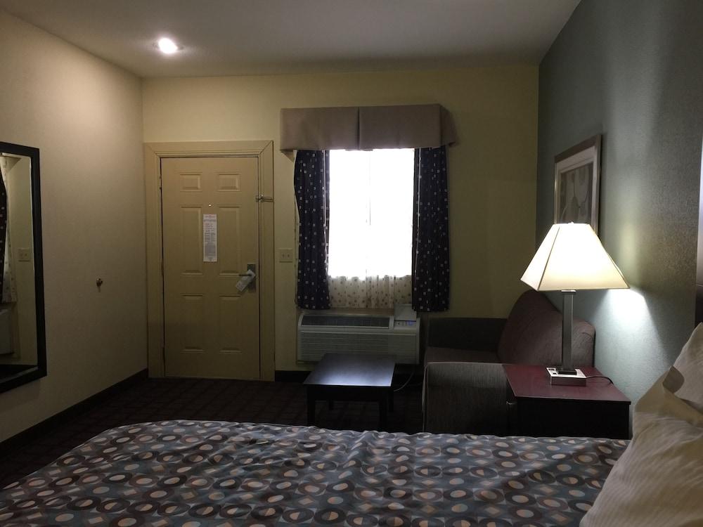 Pearsall Inn & Suites photo 7