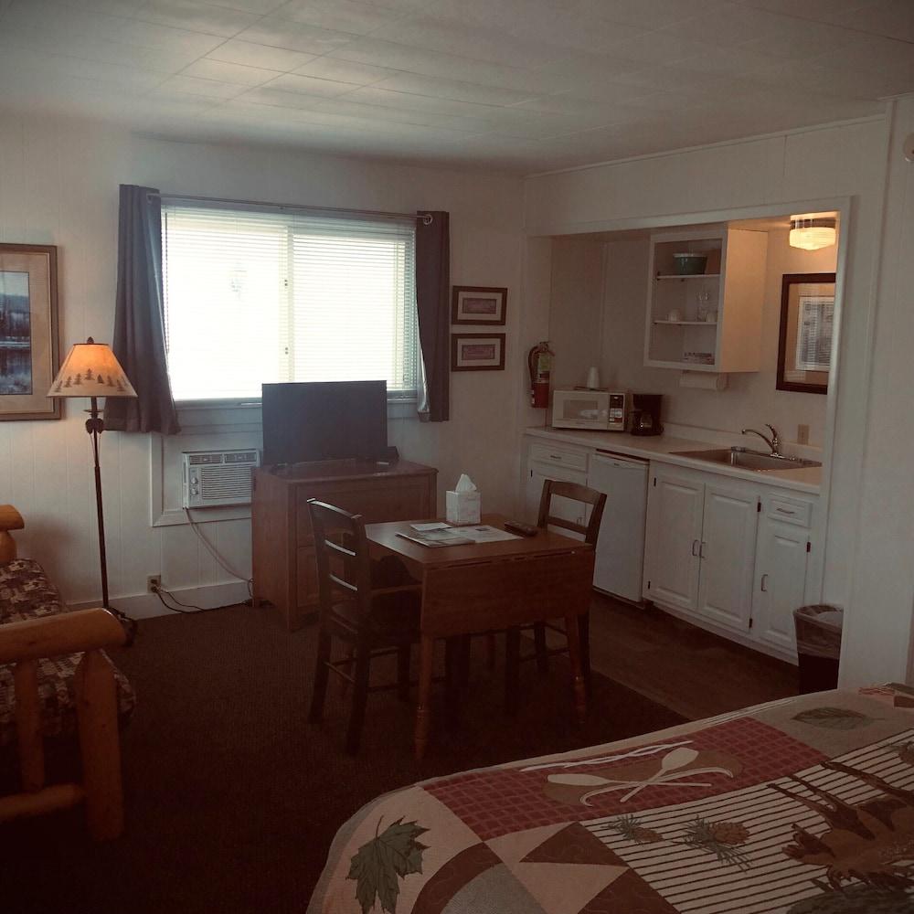Harbor's Edge Motel photo 41