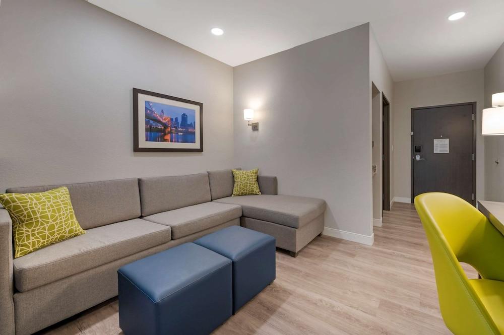 Comfort Suites Cincinnati University - Downtown photo 16