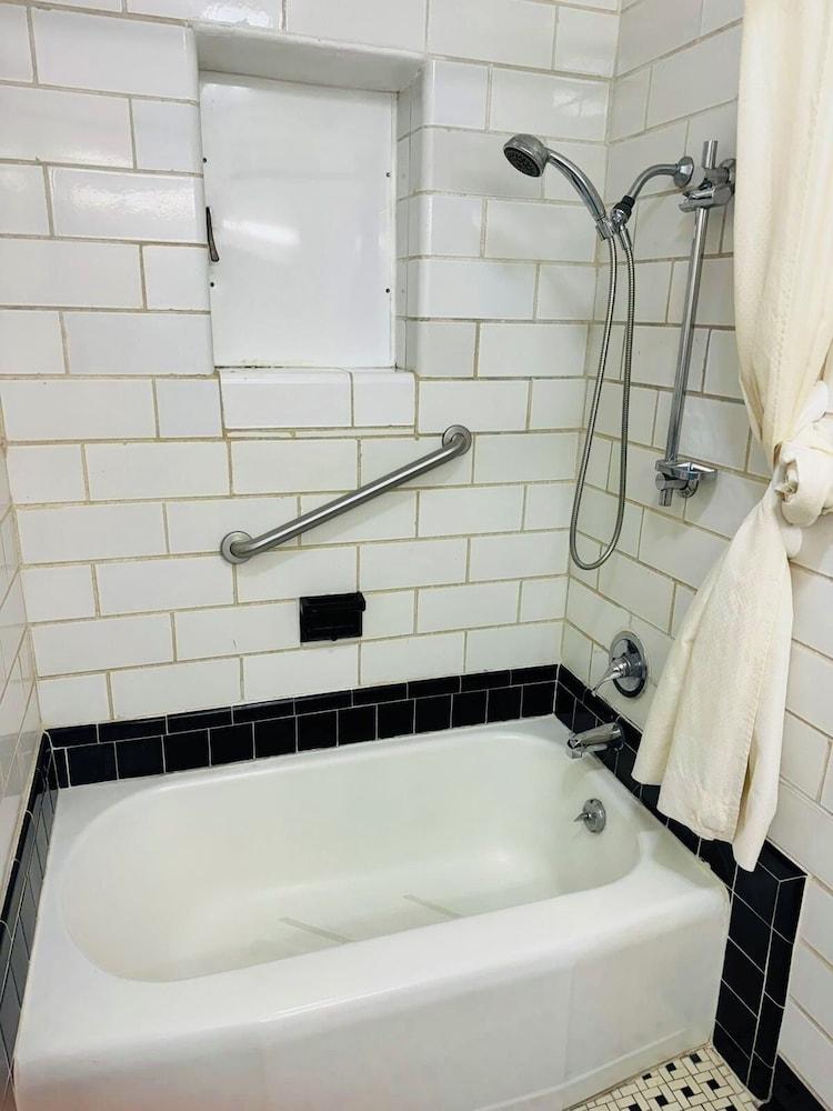 Budget Inn photo 13