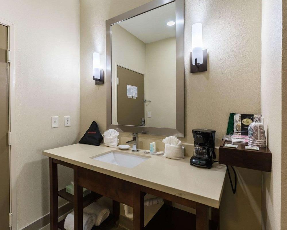 Econo Lodge Inn & Suites East photo 20