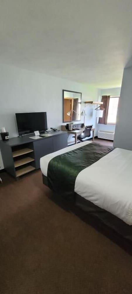Pictured Rocks Inn & Suites photo 13