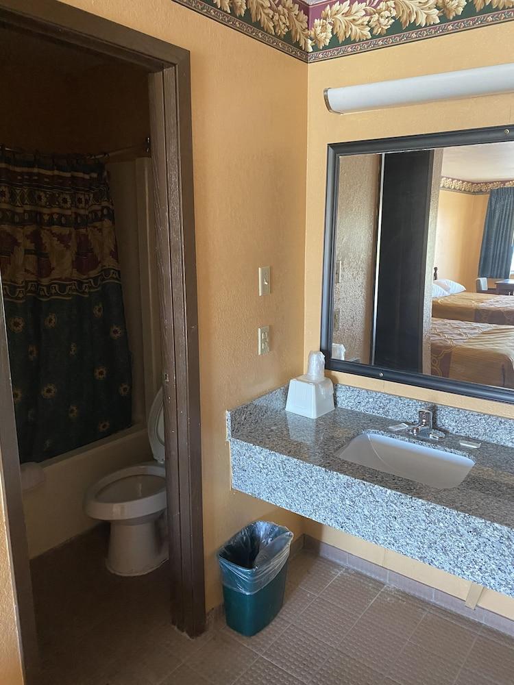 Executive Inn and Suites photo 3