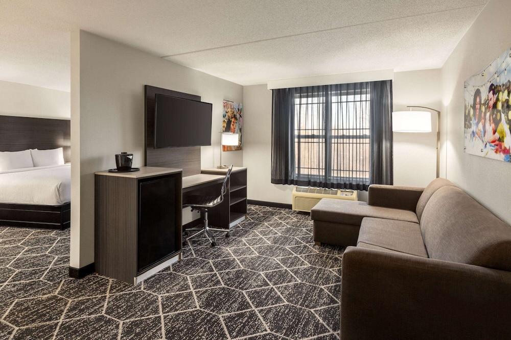 La Quinta Inn & Suites by Wyndham Lake George photo 28