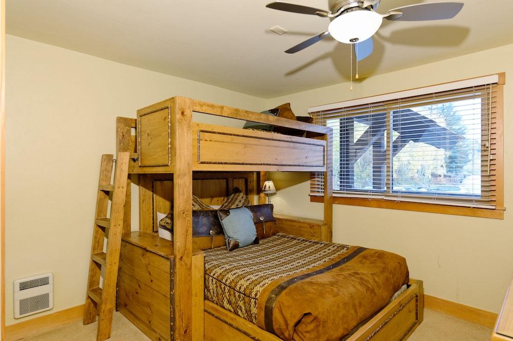 The Crestwood Condominiums photo 11