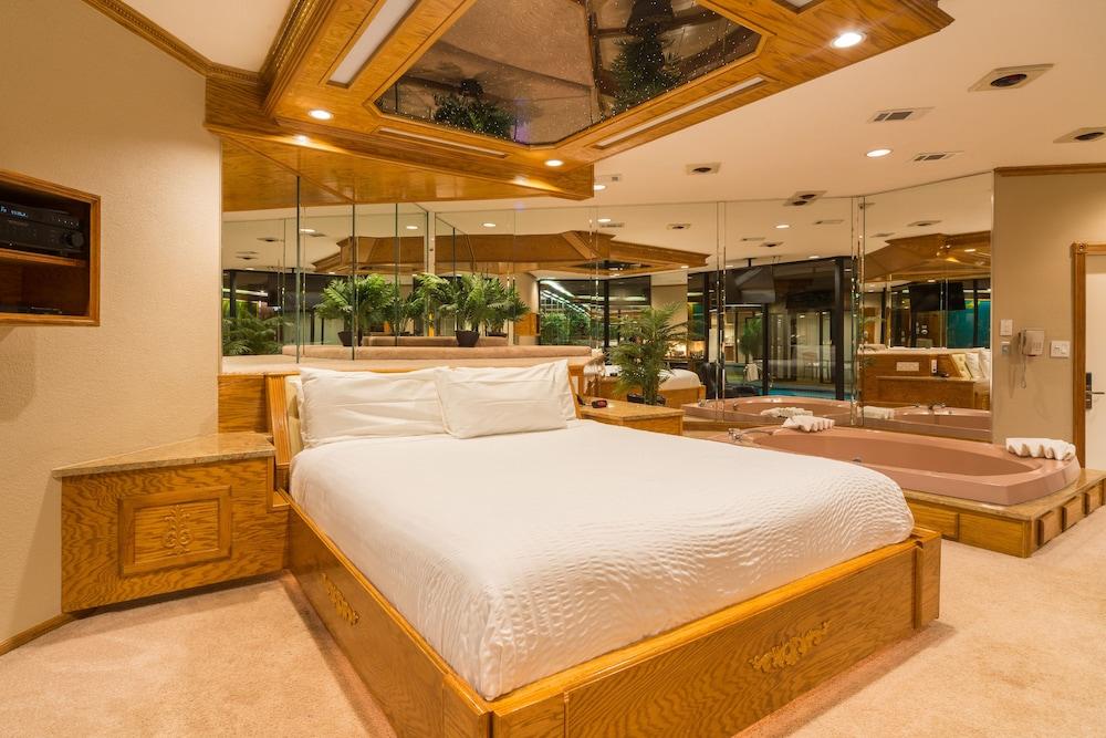 Sybaris Pool Suites Mequon photo 63