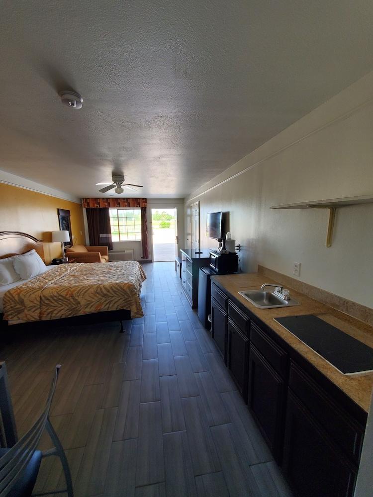 Deluxe Inn & Suites photo 22