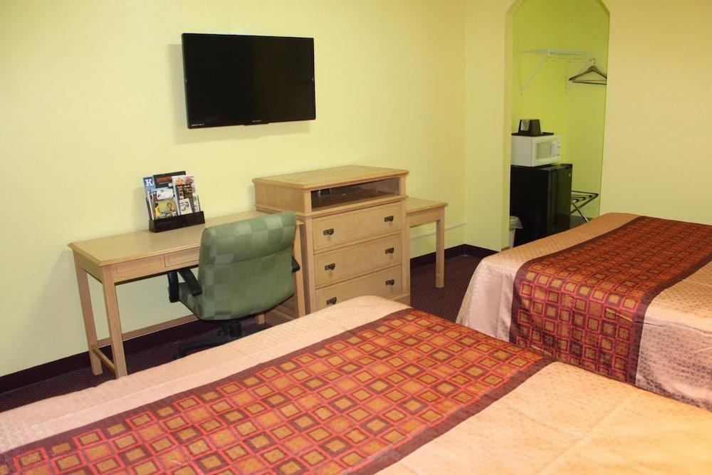 Hutchinson Inn photo 36