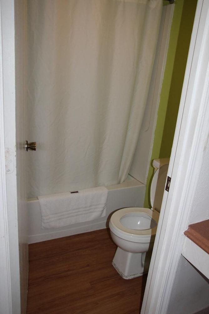 Frontier Motel photo 18