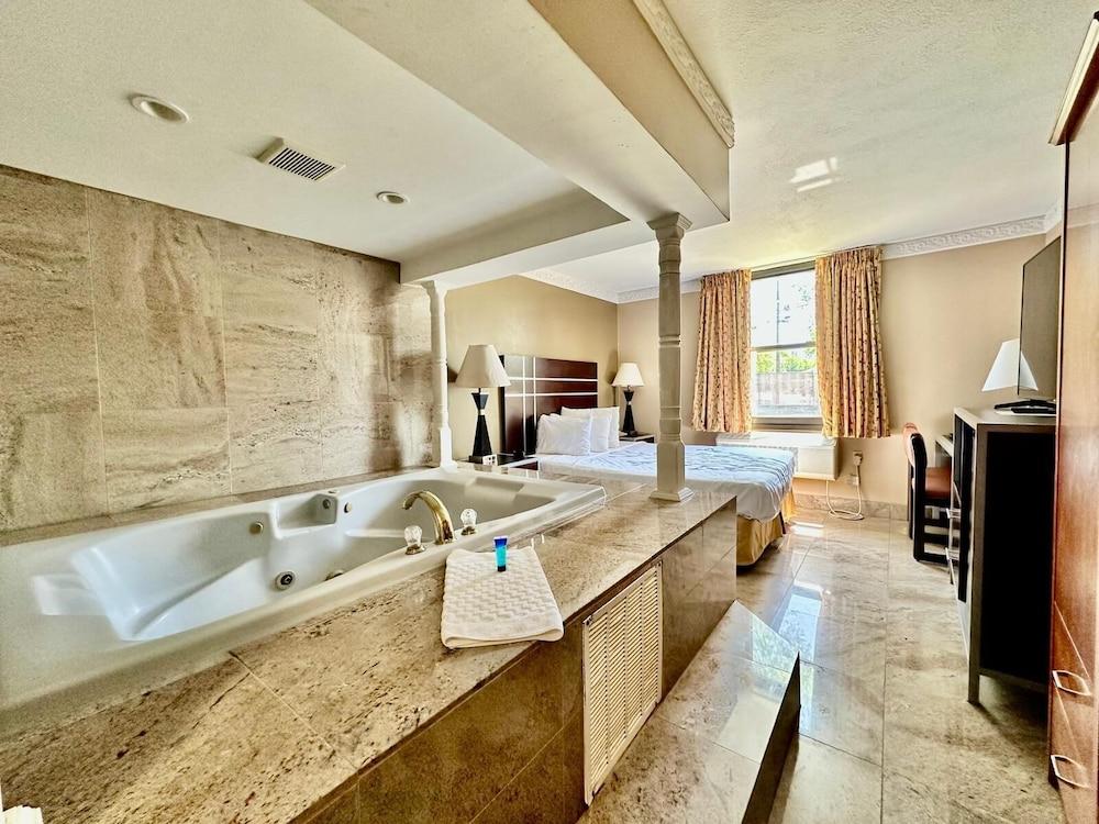 Townhouse Inn & Suites photo 10