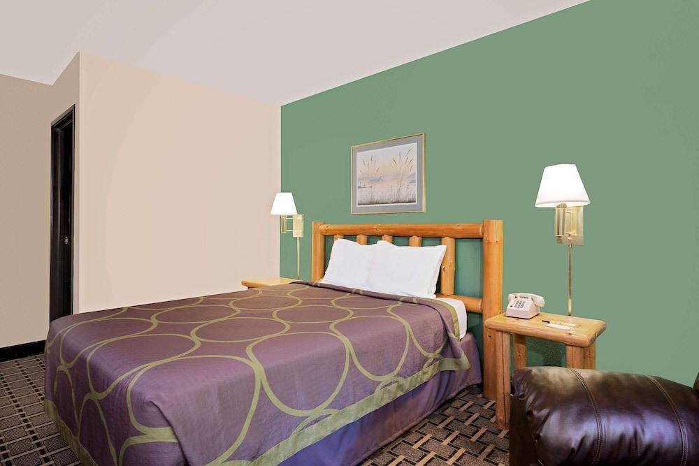 Super 8 by Wyndham Cloquet photo 19