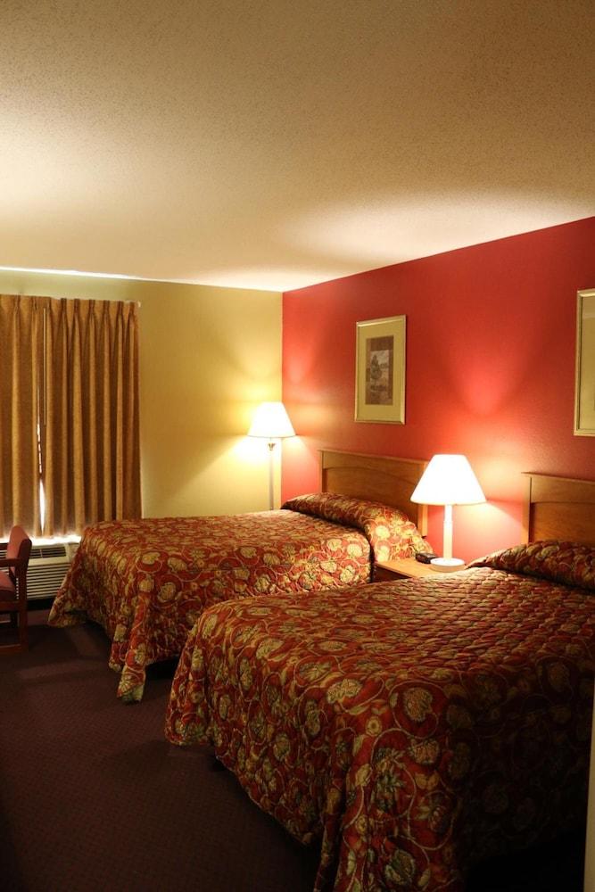 HomeTown Inn & Suites photo 9