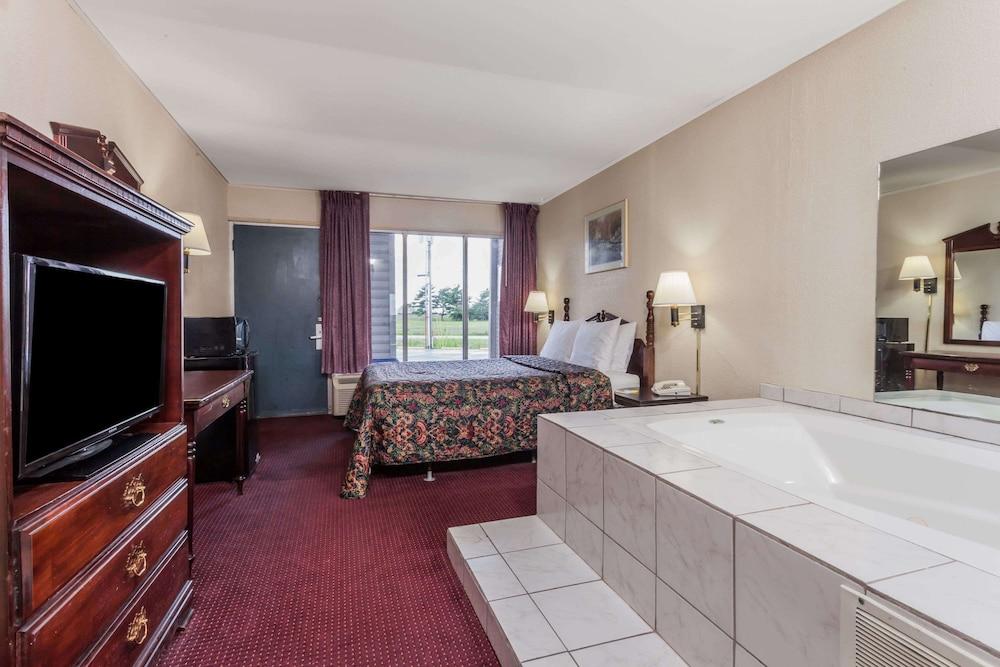 Days Inn by Wyndham Seymour photo 9