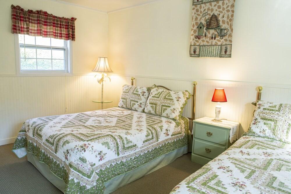 The Chimney Rock Inn & Cottages photo 2