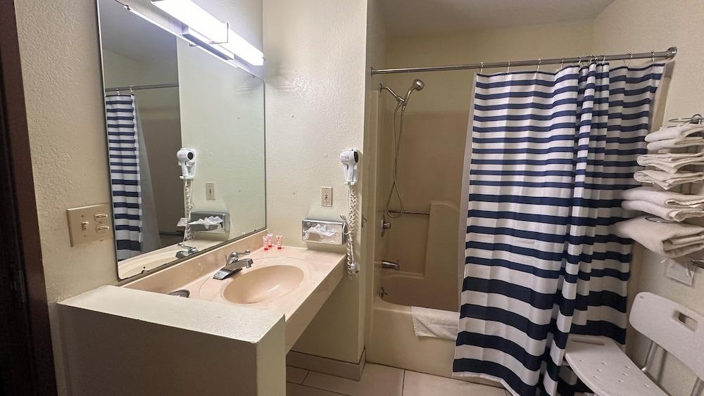 Chesaning Inn & Suites photo 57