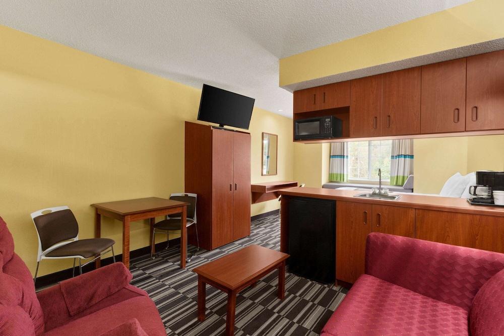 Microtel Inn & Suites by Wyndham Thomasville/High Point/Lexi photo 18