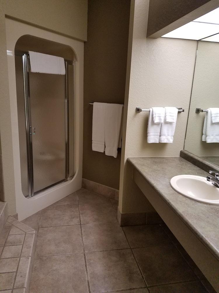 Apple Tree Inn and Suites photo 14