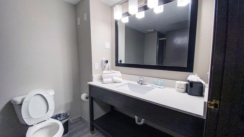 Quality Inn Roseville-Detroit North photo 10