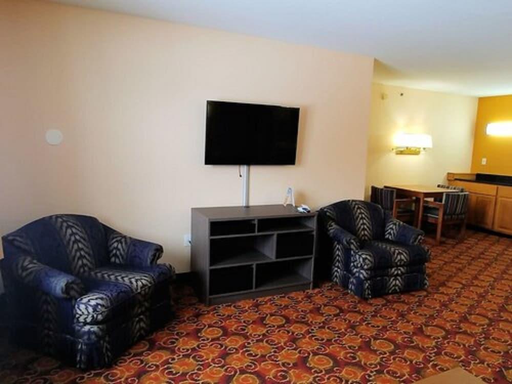 Super 8 by Wyndham Big Rapids photo 13