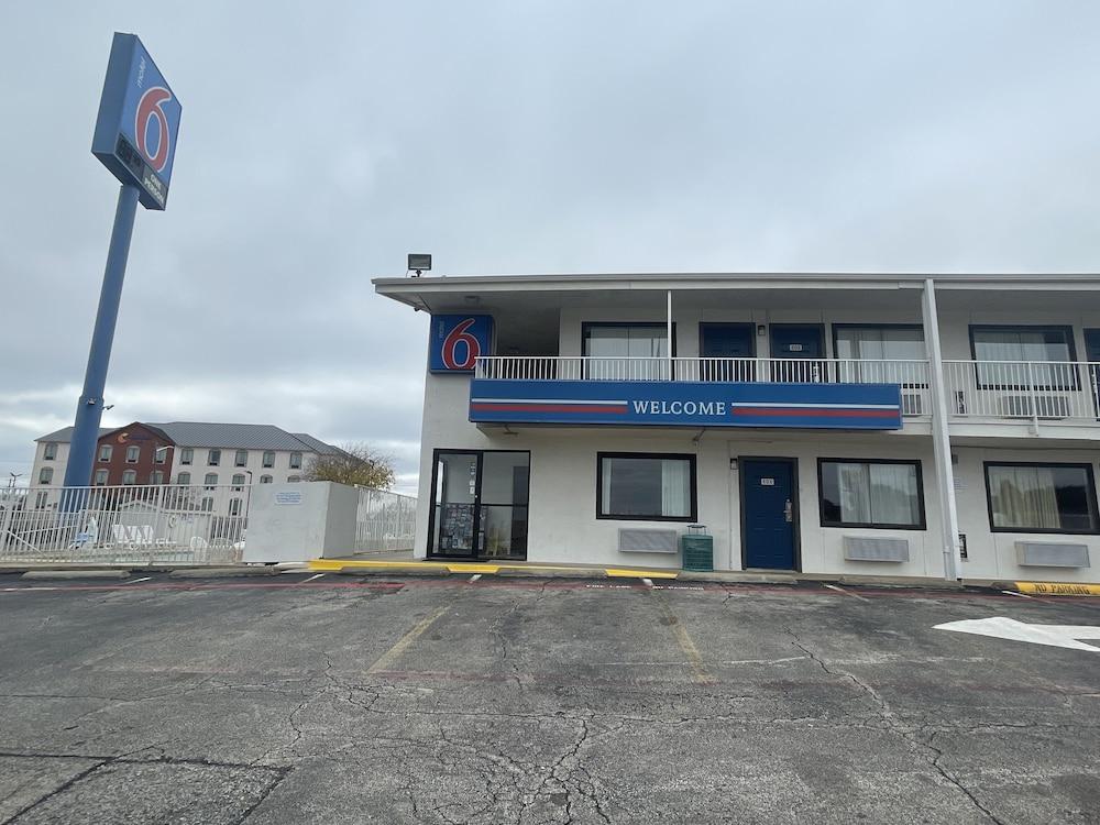Motel 6 Denton, TX - UNT photo 53