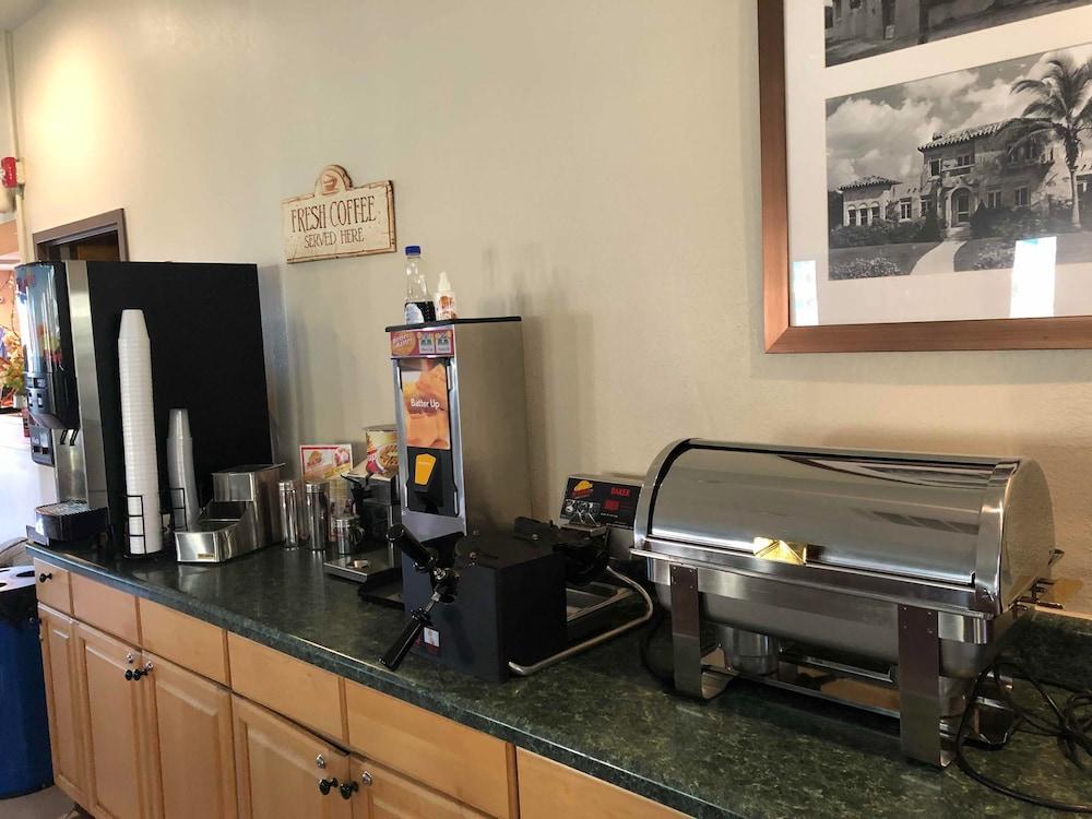 Econo Lodge Inn & Suites Hardeeville I-95 photo 28